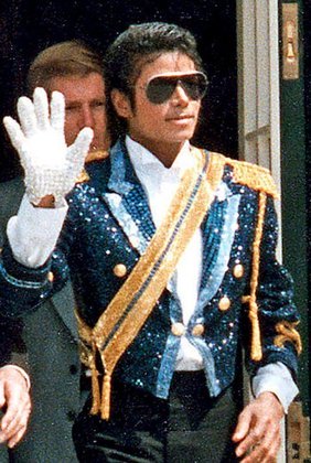 A luva brilhante, super delicada, também foi uma marca registrada do estilo de Michael Jackson. 