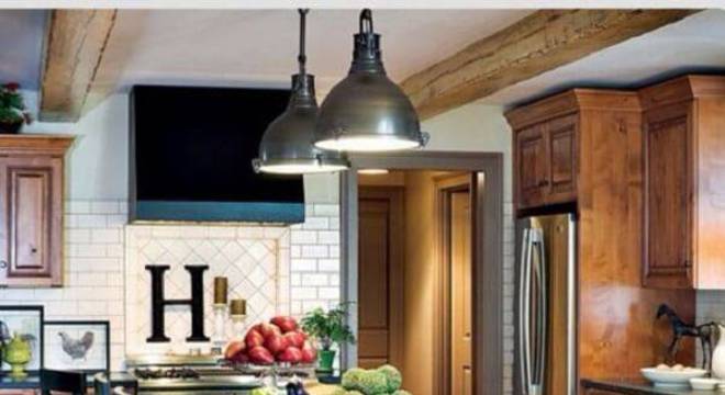 A madeira se faz presente em diversos móveis e objetos da cozinha