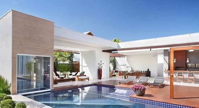 A maior parte das casas com piscinas contam com deck de madeira