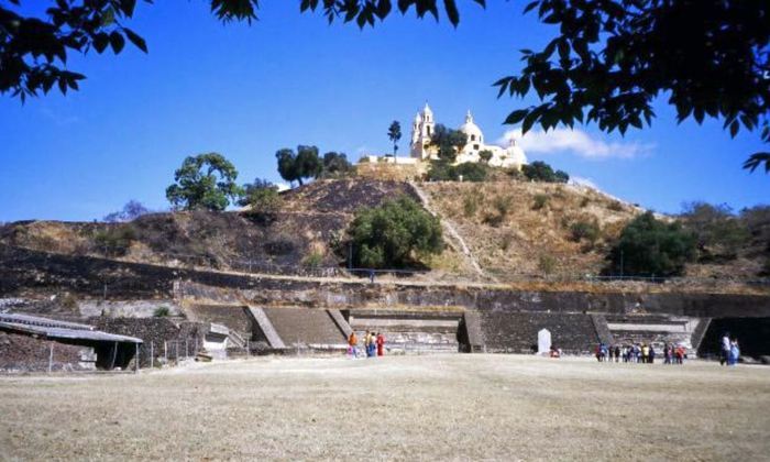 A maior pirâmide do mundo não fica no Egito, mas sim no México. Trata-se da Pirâmide de Tepanapa ou de Cholula, localizada na cidade de Puebla.