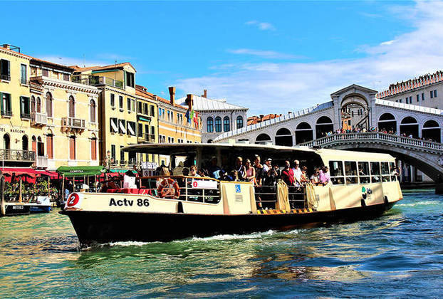 A maioria dos venezianos viaja em barcos motorizados (o vaporetto), que fazem viagens regulares ao longo das rotas principais dos canais da cidade e entre ilhas.