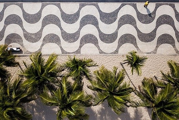 A mais famosa calçada de pedra portuguesa do Brasil fica na orla de Copacabana, com o mosaico em formato de ondas. 