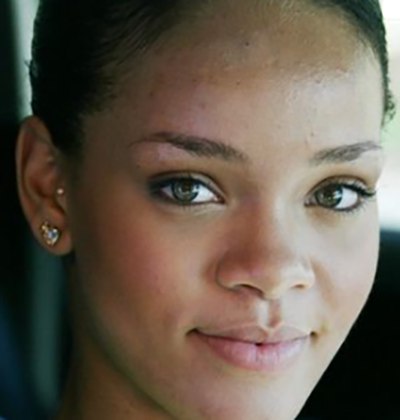 À margem de todo esse cenário de sex symbol, luxo e sofisticação, existe a Rihanna solidária. A cantora é uma das artistas mais focadas na área de filantropia. 