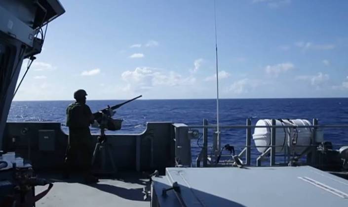 A Marinha tem diversas atividades militares distribuídas pelos grupamentos. Os que ficam em navegação, como nos navios-patrulha, treinam para se habituar ao balanço do mar. E ficam um período longe da família.