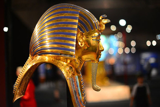 A máscara mortuária de Tutancâmon, de 54 cm de altura, é uma das peças arqueológicas mais famosas do mundo