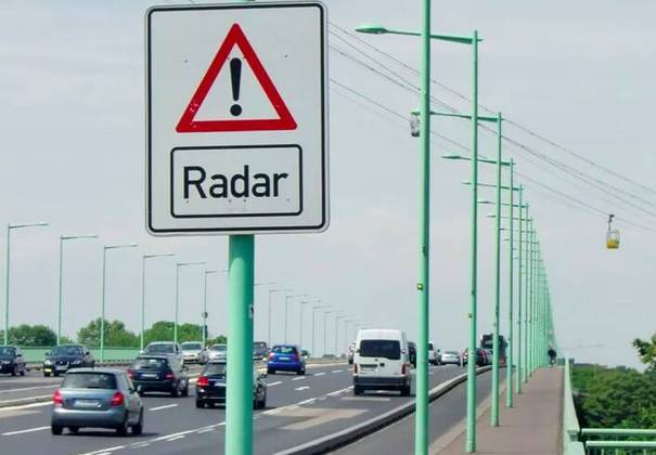 A medida mira justamente aqueles motoristas que tentam escapar dos radares fixos tradicionais que fiscalizam o excesso de velocidade nas vias. 