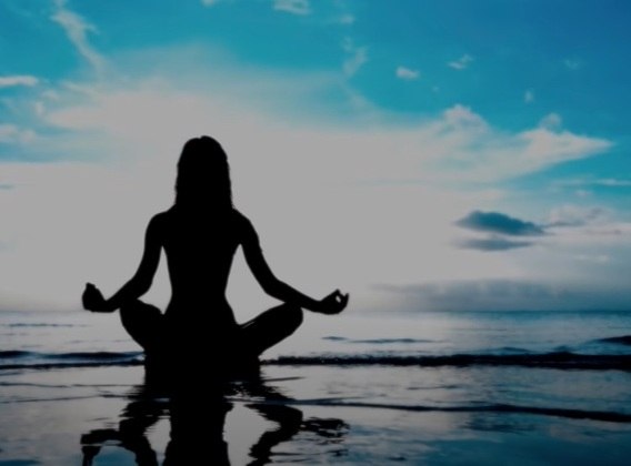 A meditação é uma prática saudável e cada mais vez mais comum na nossa sociedade. Ela irá aumenta o seu poder de concentração e acalmar sua mente, além de diminuir o estresse e ajudar no alívio da dor física e mental.