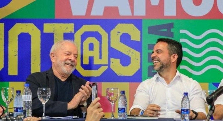 À mesa, o candidato Lula e o governador de Alagoas, Paulo Dantas; ele é aliado do presidente