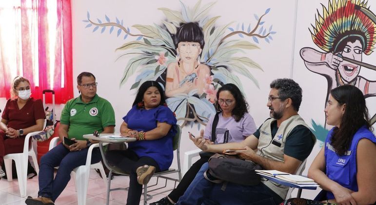 Sonia Guajajara em reunião com órgãos do governo, organismos internacionais, ONGs e representantes indígenas 