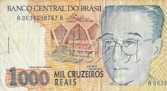 A moeda brasileira era o Cruzeiro e mudaria no mesmo ano para Cruzeiro Real