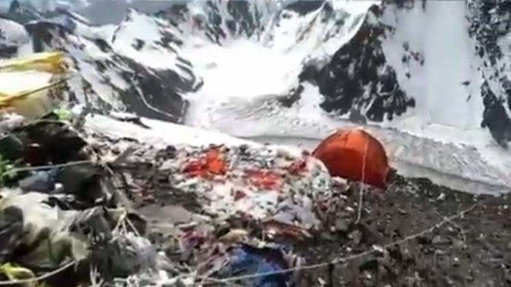 A montanha de 8.848 metros de altitude, situada na Cordilheira do Himalaia, no Nepal, só vê aumentar ano a ano a quantidade de expedições