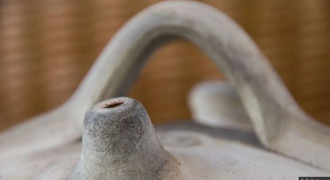 A moringa ajuda no resfriamento evaporativo, permitindo que a água penetre por meio da superfície porosa do barro