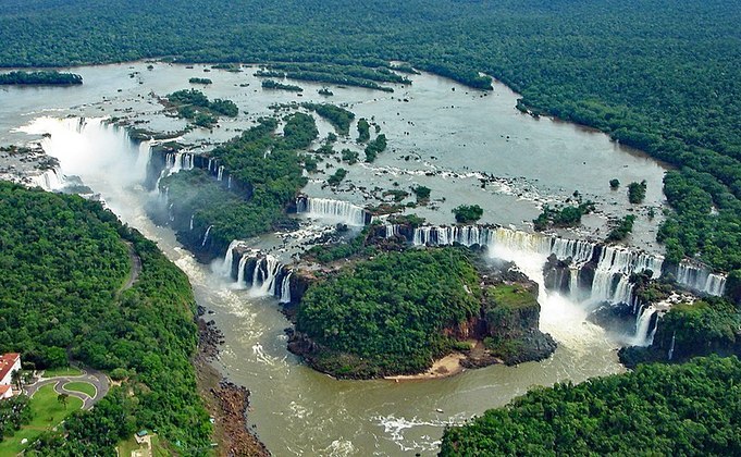 A morte de um turista nas Cataratas do Iguaçu está sendo investigada pela polícia. 