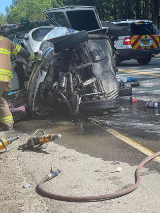A motorista do Ford Escape sofreu apenas ferimentos leves. Uma criança que estava com ela no carro não se feriu. 