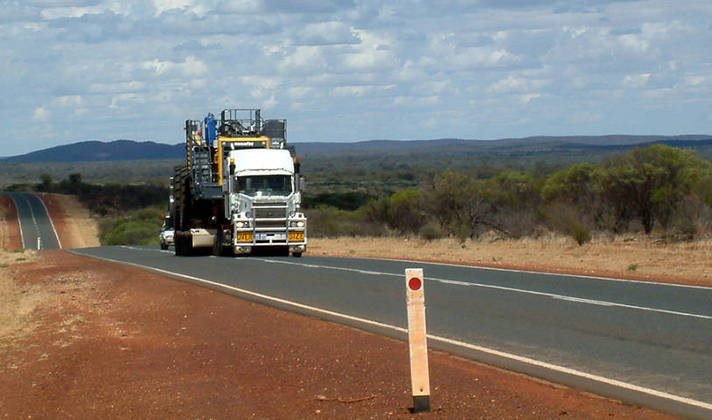 A National Highway da Austrália foi criada em 1955 e tem vias duplas ou simples que cortam todos os estados do país. 