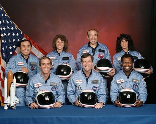 A nave levava sete astronautas para uma missão que tinha os seguintes objetivos: lançamento de um satélite, transporte de material relacionado a experimentos com o cometa Halley e programas de inserção de estudantes no projeto espacial.