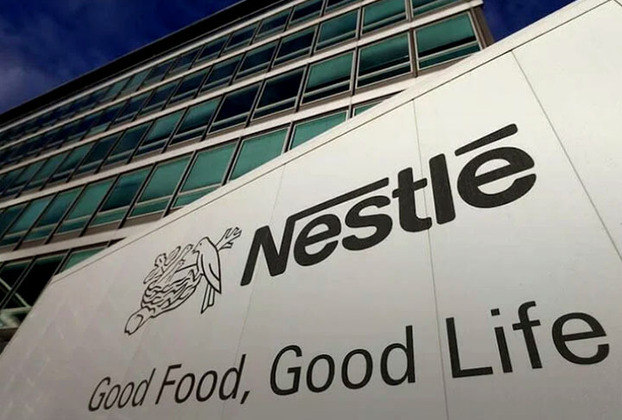 A Nestlé é uma empresa suíça e que foi fundada em 1866. No Brasil, chegou dez anos depois. Entre 2014 e 2016, foi considerada a maior do mundo no ramo alimentício. Ela tem cerca de 350 mil funcionários pelo mundo, é uma empresa de capital aberto e um faturamento anual de cerca de R$ 450 bilhões.