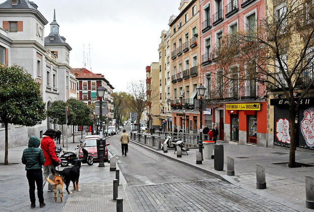  A nona posição é de Embajadores, em Madri, na Espanha. O bairro tem muitos cafés, que são espaços mais românticos, profissionais ou reservados, e  bares para jovens que querem badalação. Lá, encontram-se grandes museus, como o  Reina Sofía, que abriga o famoso quadro 