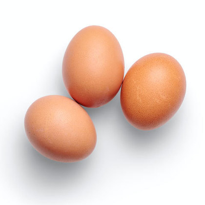A nutricionista Abykeyla Tosatti aponta que os ovos são uma boa fonte de tiamina e a niacina (vitaminas do complexo B), que colaboram com o bom humor. Uma unidade no dia é recomendado.