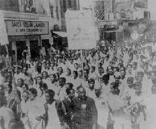 A origem dessa celebração, porém, remete a uma tragédia em 1952, em Bangladesh. Estudantes reivindicaram a inclusão do bengalês como uma das línguas oficiais do Paquistão, que só aceitava o idioma urdu. Mas foram mortos por policiais.  