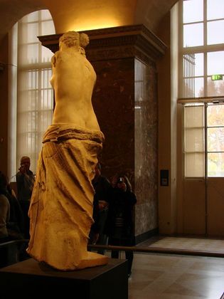A origem e o significado da Vênus de Milo continuam a ser debatidos pelos especialistas em arte e são cercados de mistérios.