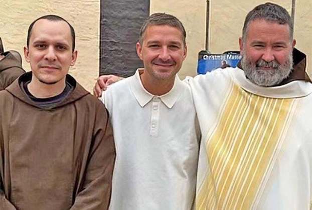 A página “Franciscanos Capuchinhos - Província da América Ocidental” no Facebook postou fotos da cerimônia “de confirmação” com o ator na Paróquia Old Mission Santa Ines, em Solvang, no estado da Califórnia.