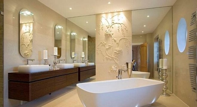 A parede do banheiro recebeu revestimento com placa de gesso 3D com desenhos florais
