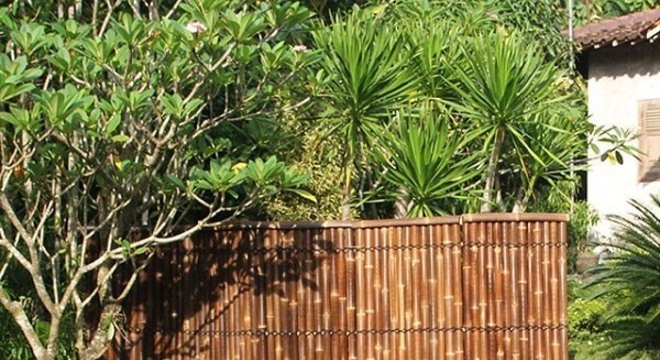 A parede feita a partir de artesanato com bambu grosso foi fixado na área externa do imóvel