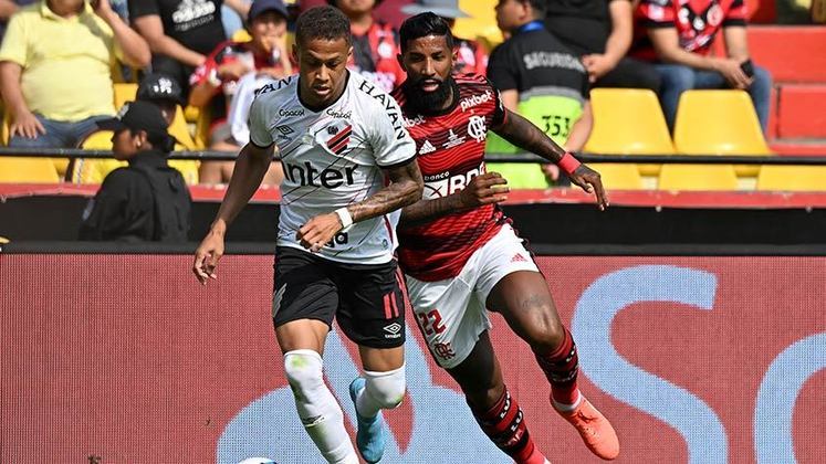 A partida começou equilibrada. O Athletico-PR apostou na marcação individual para frear o ataque da equipe do Flamengo.