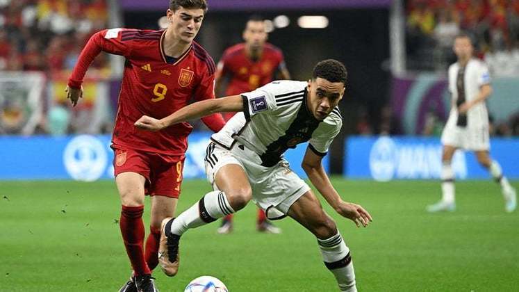 A partida mais esperada fechou o domingo: Espanha x Alemanha. Muito movimentado, o jogo acabou 1 a 1.