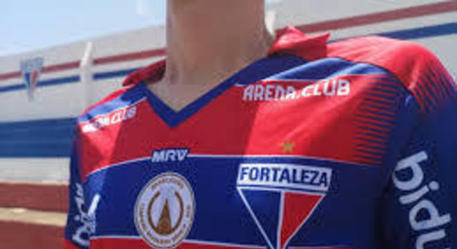 A partir de 2019, o Fortaleza passou a utilizar somente uma estrela, em referncia a conquista da Srie B de 2018. Antes, o Leo tinha seis estrelas,  quatro eram cinzas pelo tetra cearense (2007/08/09/10) e outras duas amarelas pelos torneios Norte-Nordeste de 1946 e 1970.