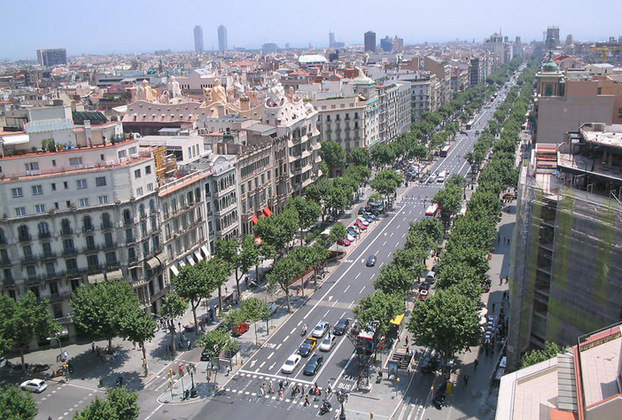 A Passeig de Gràcia é uma das mais famosas ruas de Barcelona, ao englobar edifícios históricos, planejados por notáveis arquitetos da região. No século XIX, quando a cidade foi ampliada, o local passou a ser ligado ao luxo e à moda com a presença de grandes lojas do ramo como Adidas, Nike, Chanel e Gucci. 