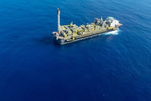 A Petrobras atua no setor de pesquisa e desenvolvimento tecnológico, tendo destaque internacional na exploração de petróleo em águas profundas e ultraprofundas.
