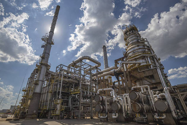 A Petrobras se dedica à exploração, produção, refino, transporte e comercialização de petróleo e derivados, além do gás natural. A empresa também opera na geração de energia termelétrica, no segmento gás-químico e de biocombustíveis.