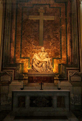 A Pietà é uma das obras mais visitadas do Vaticano. E desde que sofreu um ataque em 1972, foi protegida por vidro à prova de bala. Tem 1,74 metro por 1,95 metro