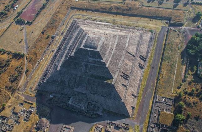 A Pirâmide do Sol, patrimônio de uma era anterior aos astecas, é a segunda maior pirâmide do México e a terceira maior do mundo. Tem 220 por 230m de base, 65,5m de altura e 1,1 milhão de metros quadrados. É feita de pedregulhos e revestimento de estuque pintado.