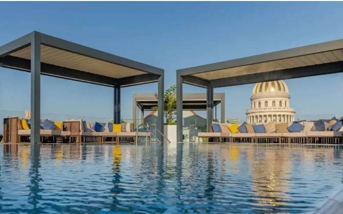 A piscina no topo do hotel tem vista panorâmica da região, incluindo o famoso Capitólio.