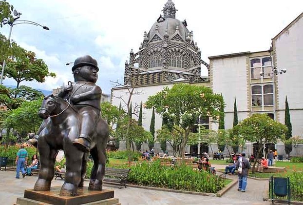 A Plaza Botero é um pequeno parque ao ar livre que reúne 13 esculturas do famoso artista colombiano Fernando Botero. É um dos principais passeios de Medellin e está entre as estações de metrô San Antonio e Prado.