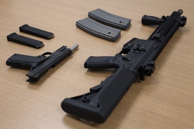 - A Polícia Federal recebeu nesta sexta-feira (24/3), após determinação do Tribunal de Contas da União, as armas presenteadas pelos Emirados Árabes Unidos à autoridade em viagem ao país.