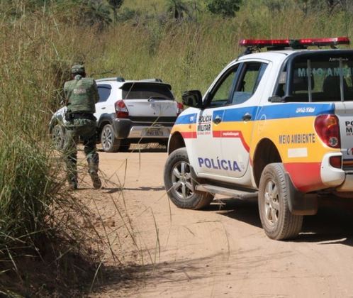 A Polícia Militar de Meio Ambiente de Minas Gerais informou que o homem não tem licença para criar uma cobra.