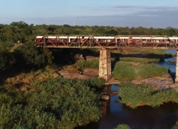 A ponte fica sobre o rio Sabie, um afluente do rio Incomati que nasce na África do Sul e termina em Moçambique.  Esse rio é apelidado de The Fearful One ('o que causa medo'), pois costumva encher e tem crocodilos ferozes. Mas também é um rio onde vivem belos pássaros. 