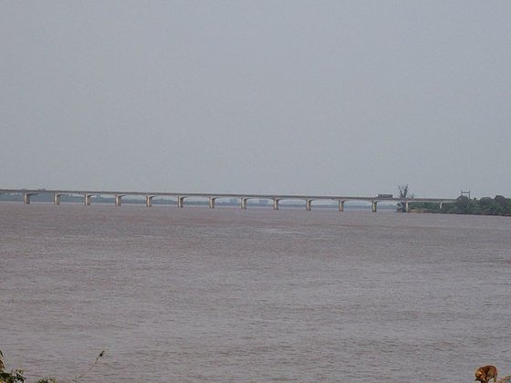 A Ponte Internacional Getúlio Vargas-Agustín Pedro Justo, é rodoviária e ferroviária sobre o rio Uruguai, fazendo a ligação entre Uruguaiana, no Rio Grande do Sul, e Paso de Los Libres, na Argentina, com 1.419m de extensão.