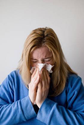 A população deve ficar atenta com relação aos principais sintomas da variante Eris: espirros, coriza, tosse seca e contínua, febre e dor de garganta.