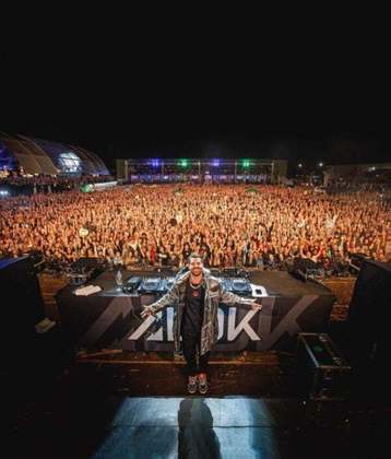 A popularidade de Alok é comprovada por números impressionantes: ele é um dos DJs mais populares do mundo, com mais de 28 milhões de seguidores no Instagram e mais de 10 bilhões de streams no Spotify.