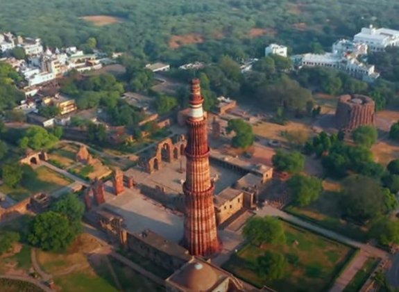 A populosa e segunda maior cidade da Índia Nova Deli recebeu um alto número de turistas em 2019. Os templos localizados na capital cheia de riquezas culturais são os principais pontos de visita na região.  