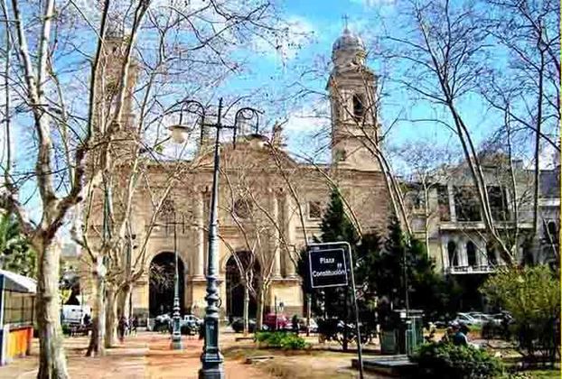 A Praça Constituição é a mais antiga da capital uruguaia, Montevidéu, situada no centro do bairro histórico da Cidade Velha. É conhecida popularmente como Praça Matriz (Plaza Matriz) por localizar-se em frente à Catedral Metropolitana de Montevidéu