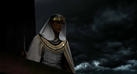 Ramsés (Sérgio Marone) vê a chegada da praga das trevas no Egito