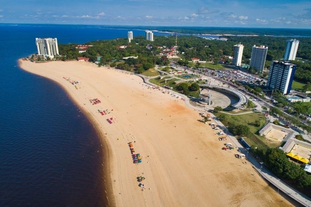 A Praia da Ponta Negra, em Manaus, a 13 km do centro da capital amazonense, se estende por 2 km com uma série de atividades ao ar livre, além do rio Negro como atração. 
