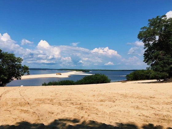 A Praia do Içatuba fica em Iranduba, a 27 km de Manaus), e é considerada uma das mais belas da região. Durante o período de seca, forma-se uma extensa faixa de areia branca e as escuras águas do rio Negro ganham um tom azulado .