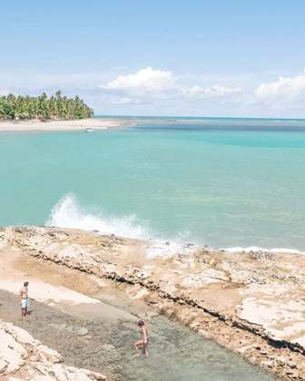 A Praia do Salgado está localizada no estado de Alagoas e atrai visitantes em busca de belas paisagens e tranquilidade. Ela é conhecida por suas paisagens naturais deslumbrantes e oferece areias douradas e águas claras e mornas.